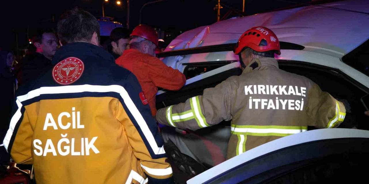 Tırın Çarptığı Hafif Ticari Araç Hurdaya Döndü: 3 Yaralı