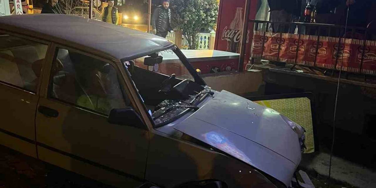 Burdur’da Virajı Alamayan Otomobil Bahçeye Daldı