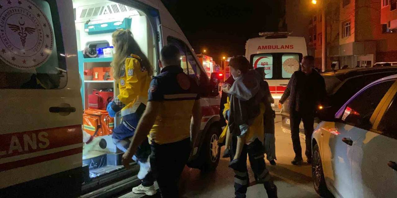 Evin Mutfağı Alev Alev Yandı: 2’si Çocuk 5 Kişi Dumandan Etkilendi