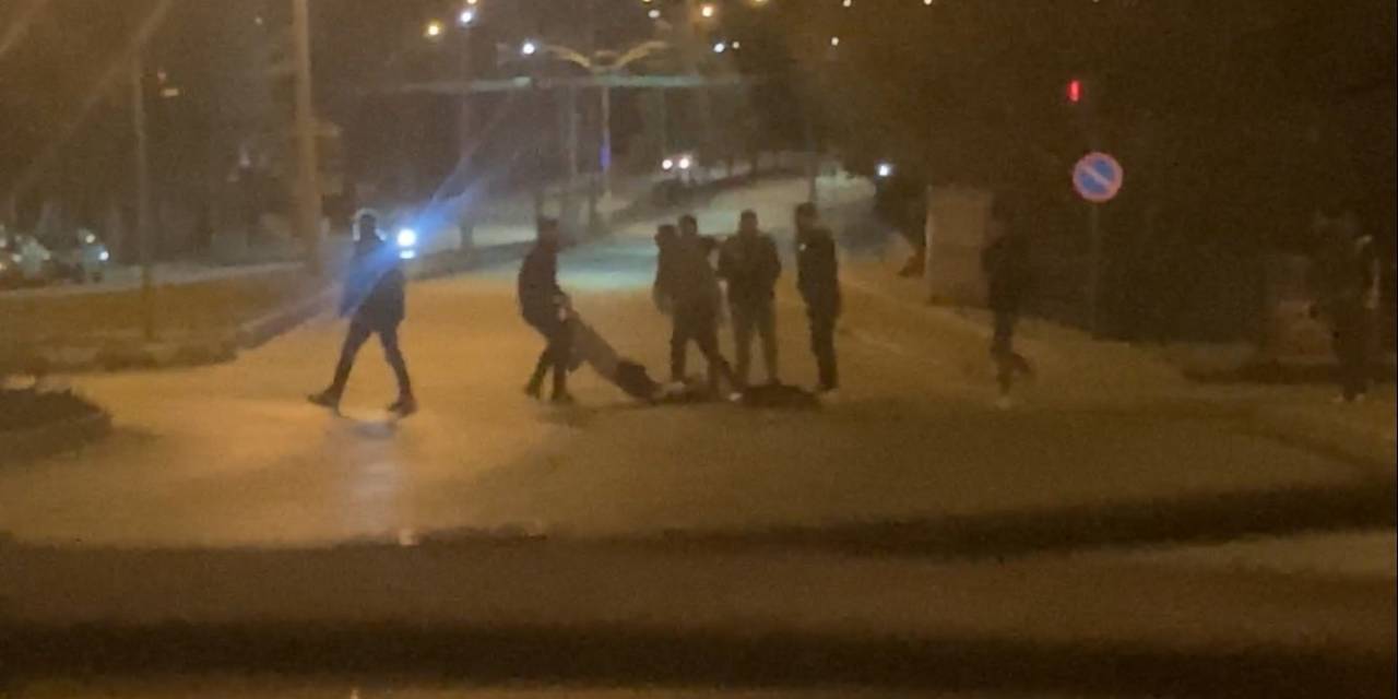 Alkollü Mekanda Çıkan Kavga Sokağa Taştı, O Anlar Kamerada