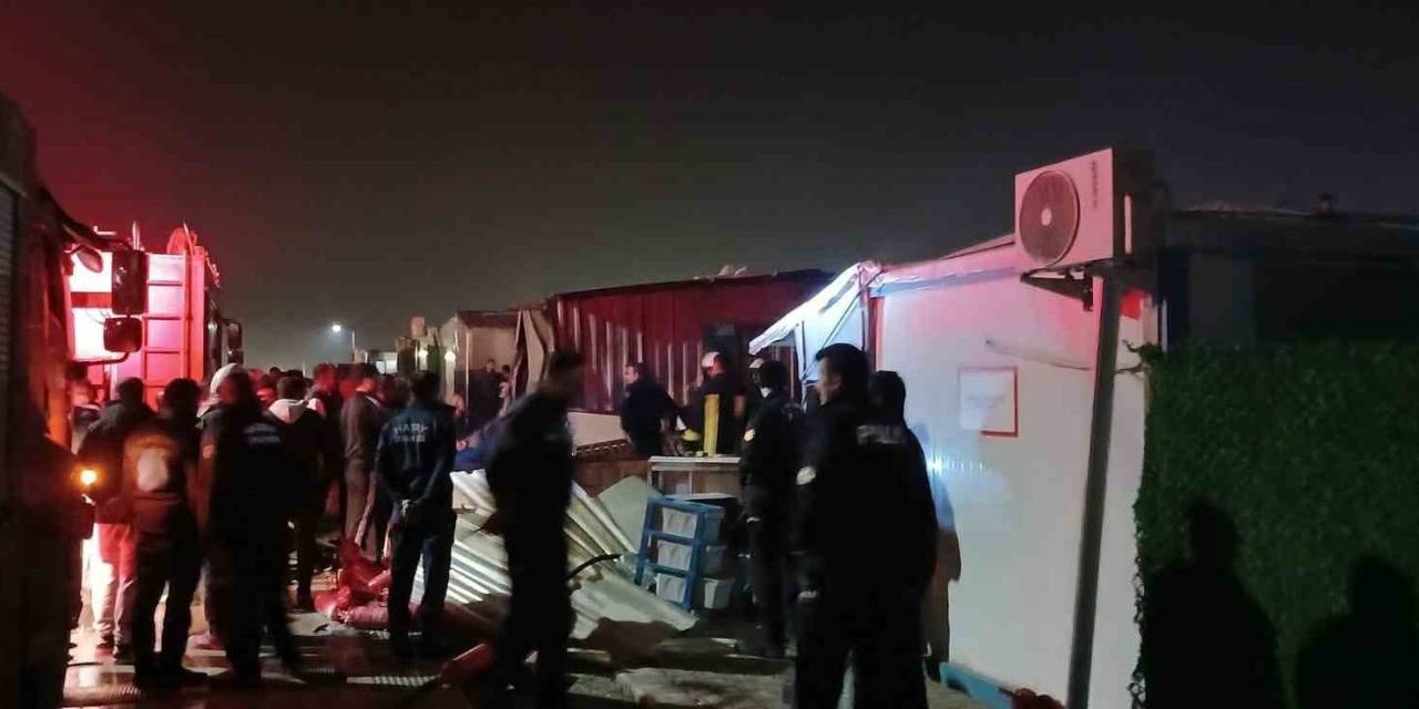 Depremzedeleri Panikleten Yangın: 2 Konteyner Kullanılmaz Hale Geldi