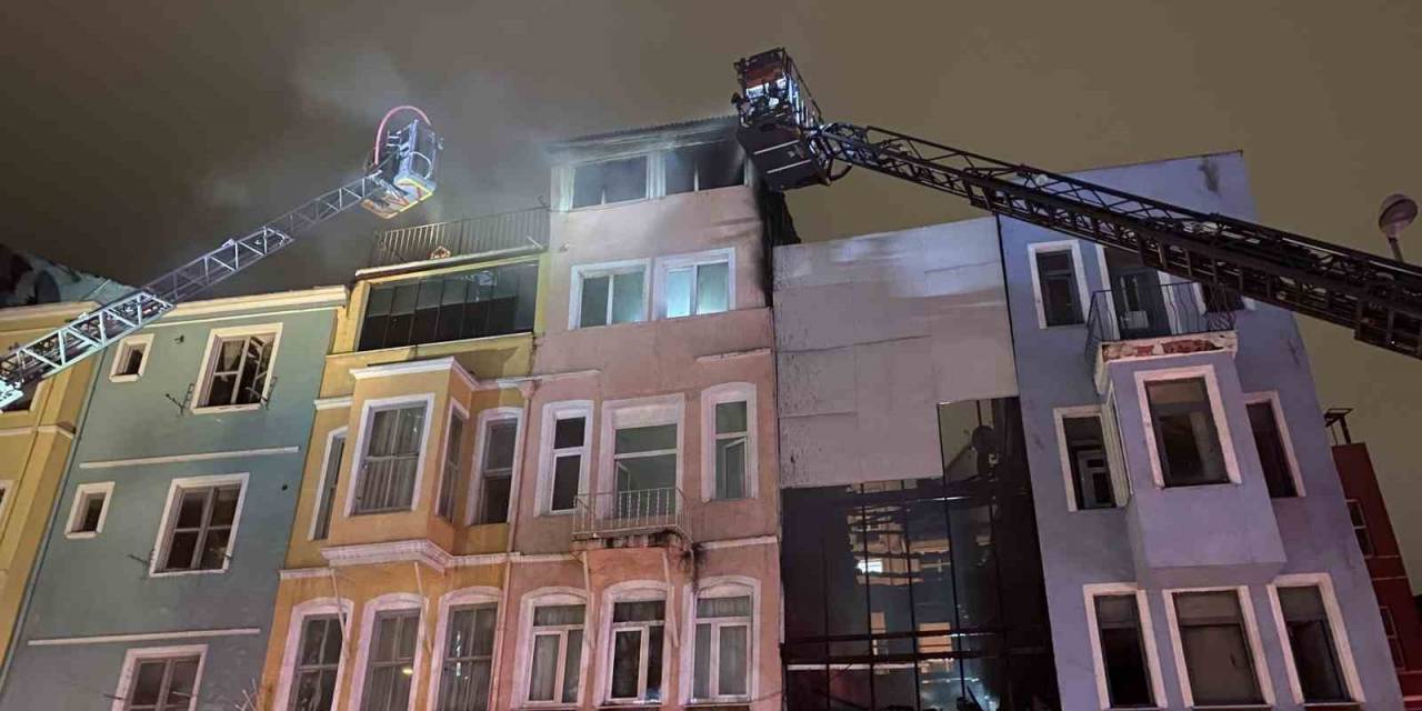 Fatih’te Ahşap Binada Başlayan Yangın Yanındaki Binaya Da Sıçradı