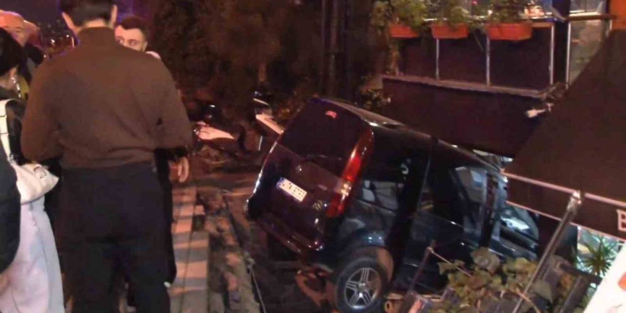 Üsküdar’da Hafif Ticari Aracın Restorana Girdiği Anlar Kamerada