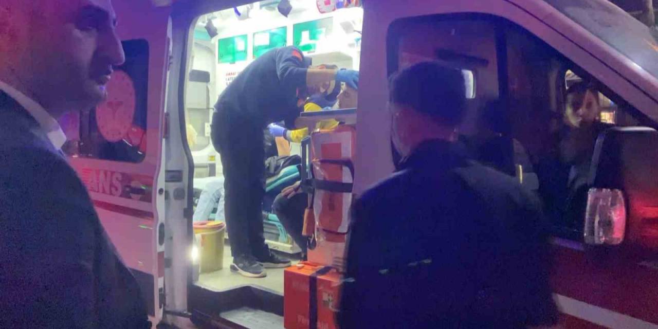 İki Grup Arasında Bıçaklı Kavga: 3 Yaralı