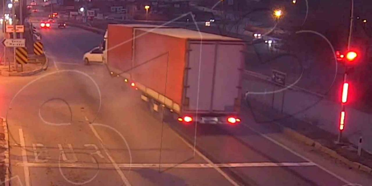 Tırın Hafif Ticari Araca Çarptığı Kaza Güvenlik Kamerasında