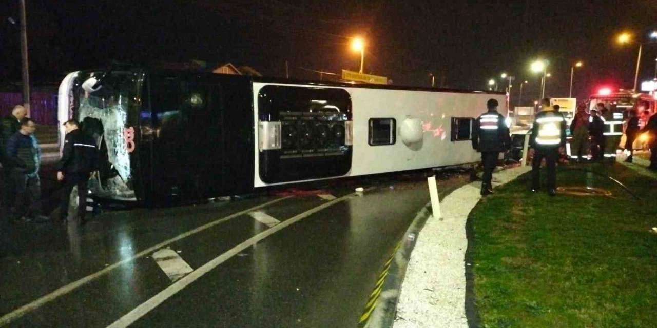 Balıkesir’de Döner Kavşağa Hızlı Giren Otobüs Devrildi