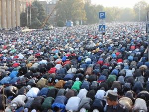 Kıgızistan’da Yüzbin Kişi İle Bayram Namazı