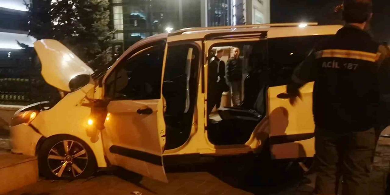 Ehliyetsiz Sürücü Kontrolden Çıkıp Üst Geçidin Ayağına Çarptı