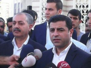 Hdp Eş Genel Başkanı Demirtaş Bayram Namazını Diyarbakır’da Kıldı