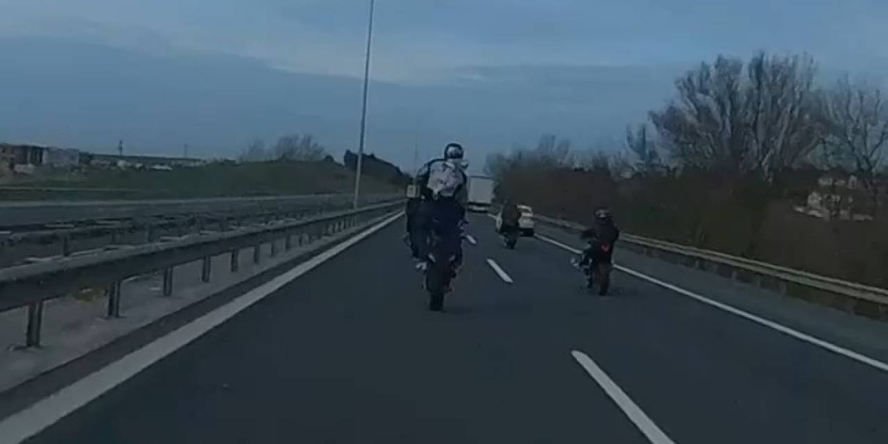 İstanbul’da Plakasız Motosiklet Sürücülerinin Trafiği Tehlikeye Düşürdüğü Anlar Kamerada