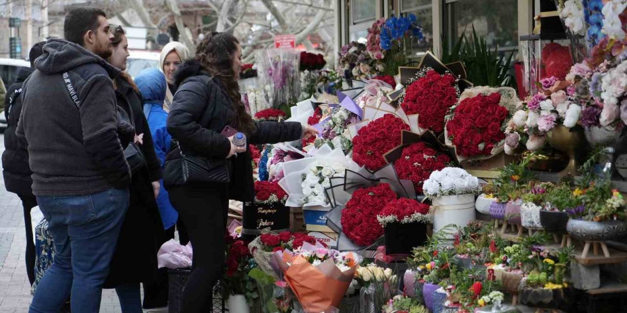 Sevgililer Günü’nde Çiçek Almak İsteyen Aşıklar 1000 Lirayı Gözden Çıkaracak