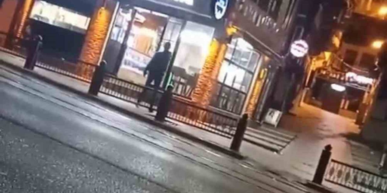 Bursa’da Aralarında Husumet Bulunan Kişinin Dükkanına Böyle Ateş Açtı