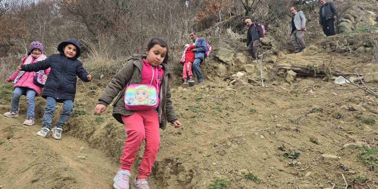 Tokat’ta Heyelanın Yıktığı Köyde Vatandaşların Patika Çilesi