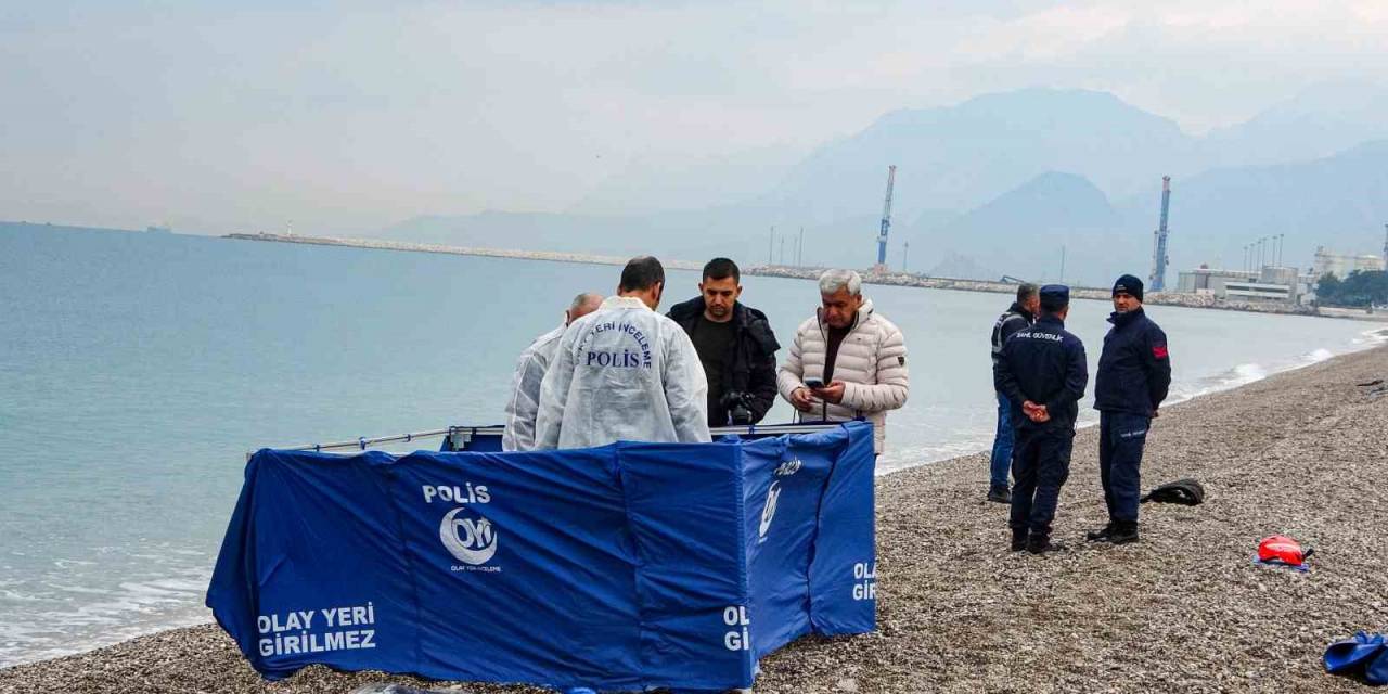 Konyaaltı Sahilinde Deniz Üzerinde Yarı Çıplak Erkek Cesedi Bulundu