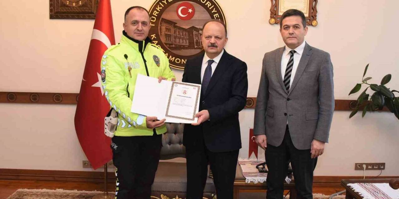 Vali Dallı’dan Kalp Krizi Geçiren Vatandaşı Hayata Döndüren Polis Memurlarına Başarı Belgesi