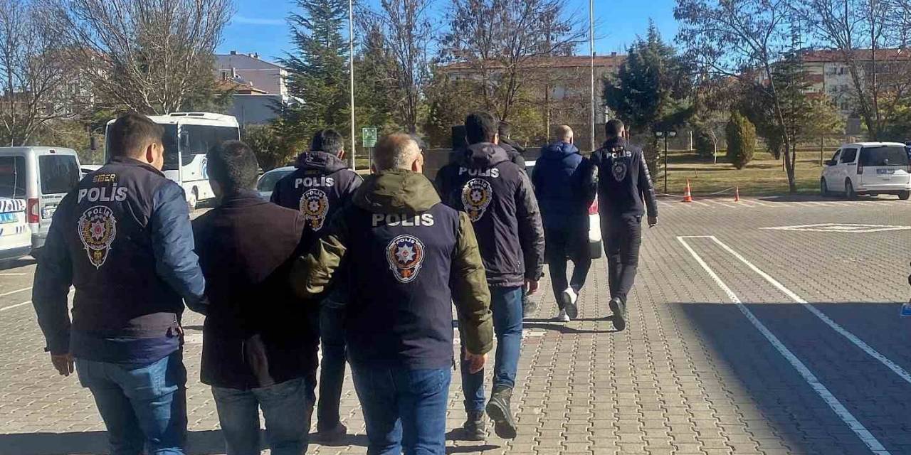 Aksaray’da Dolandırıcılık Ve Veri Hırsızlığından Aranan 4 Şahıs Tutuklandı
