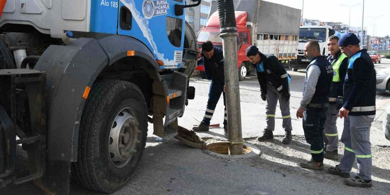Lapseki’de Kanalizasyon Temizliği Hız Kesmeden Devam Ediyor