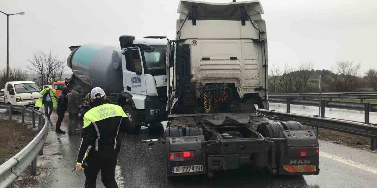 Ters Yöne Giren Tırla Beton Mikseri Kafa Kafaya Çarpıştı: 2 Yaralı