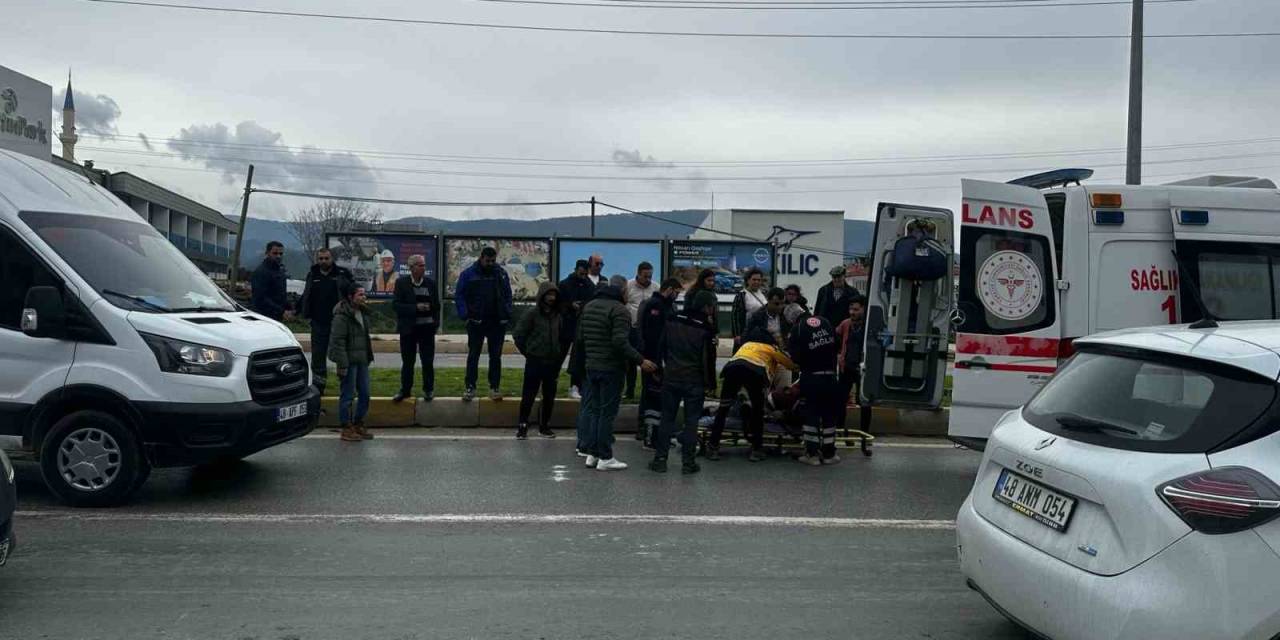 Milas’ta Minibüs Yayaya Çarptı: 1 Yaralı