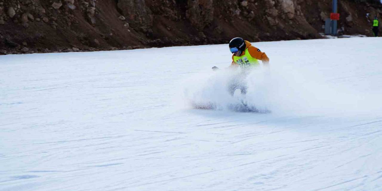 Snowboard Türkiye Şampiyonası Ergan Dağı’nda Başladı