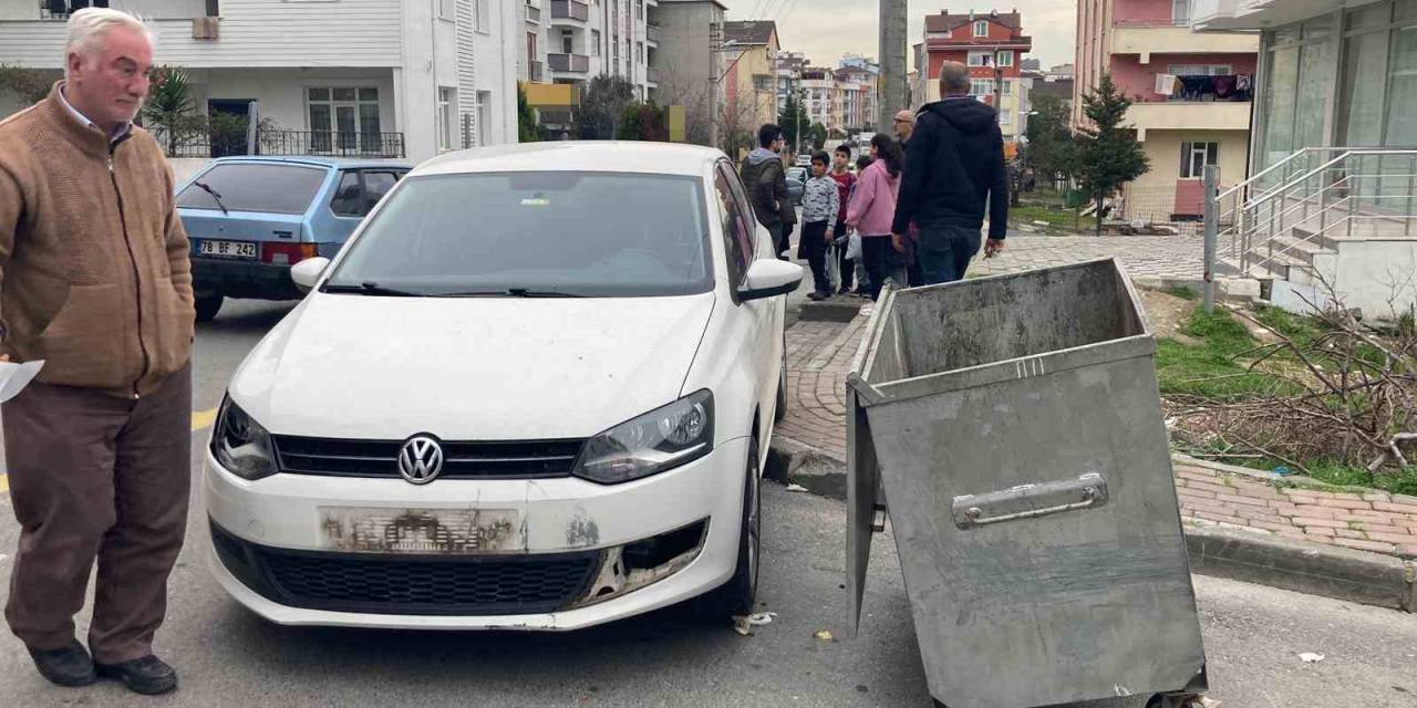 Otomobilin Çarptığı Çöp Konteyneri, 5 Kişiyi Yaraladı
