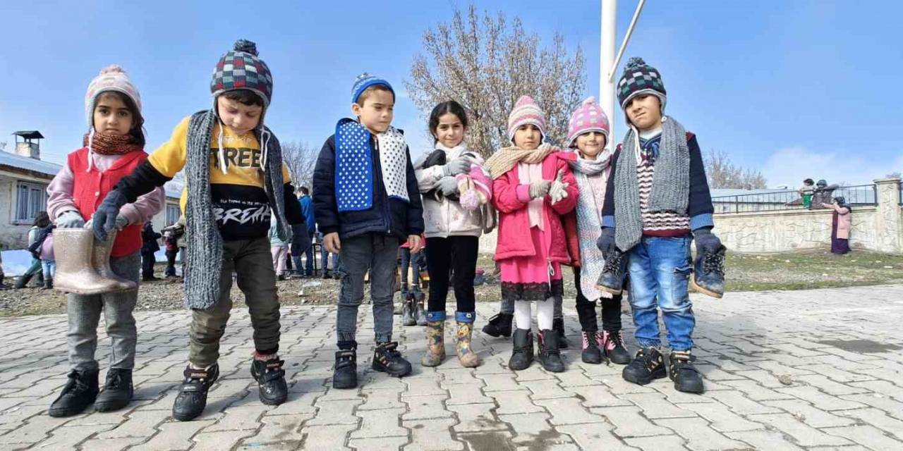 Muş’ta Bir Araya Gelen Gönüllüler Köy Okullarındaki Öğrencileri Sevindiriyor