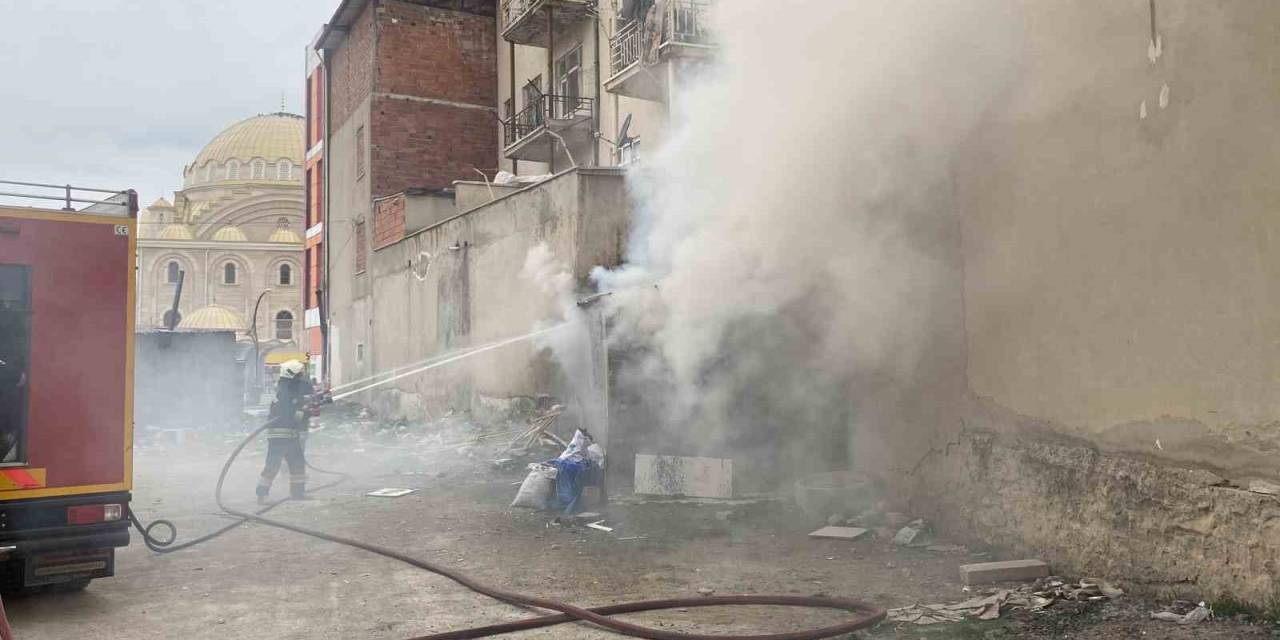 Konya’da Apartmanın Yanına Yapılan Depoda Yangın