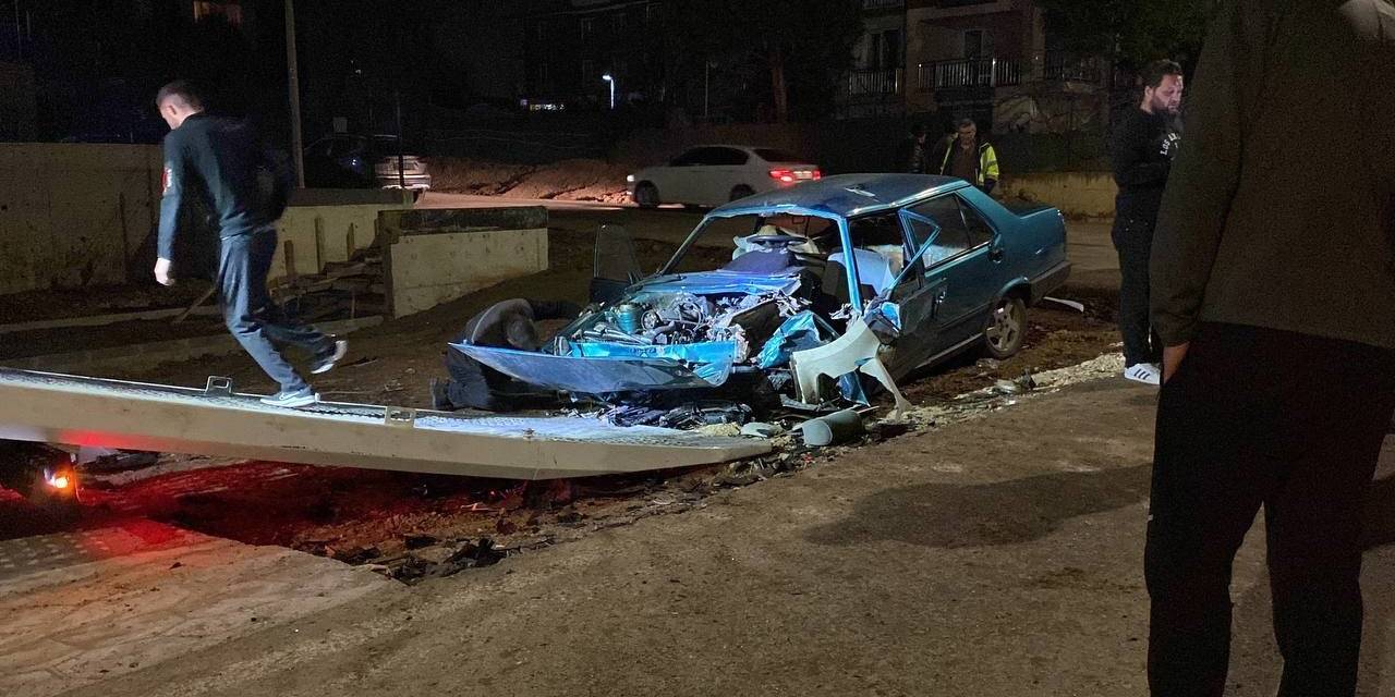 Kafa Kafaya Çarpışan İki Otomobil Hurdaya Döndü: 3 Yaralı