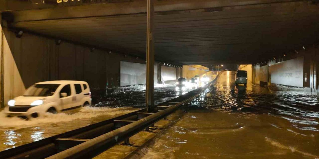 Antalya’da Yoğun Yağış Ve Selden Ötürü Okullar Tatil Edildi