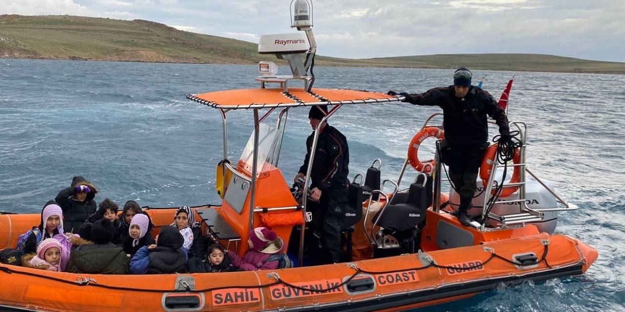 Ayvalık Açıklarında Mahsur Kalan 27 Düzensiz Göçmen Kurtarıldı