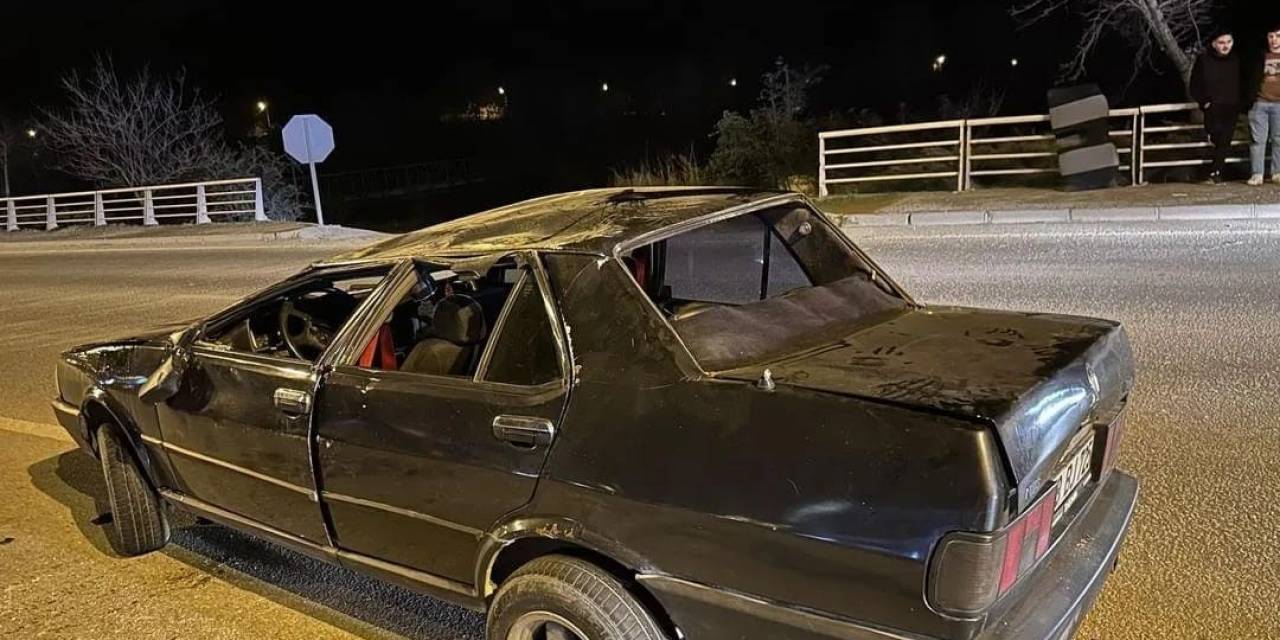 Refüje Çarpan Otomobil Ters Döndü