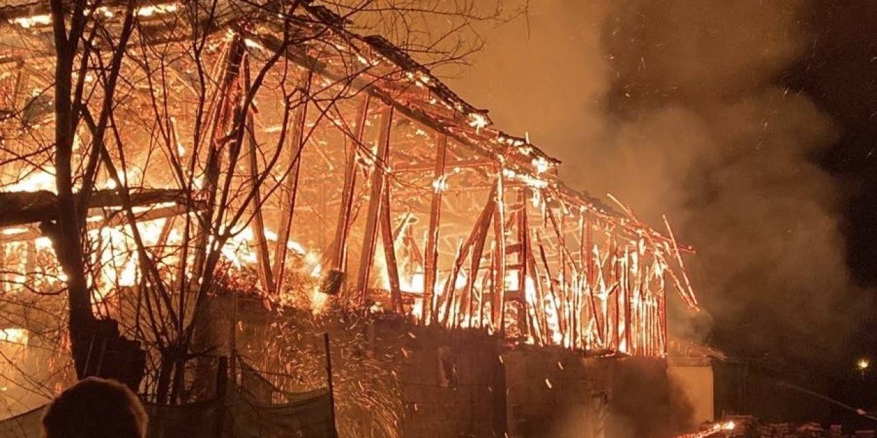 Ahır Ve Samanlık Yandı 5 Hayvan Telef Oldu