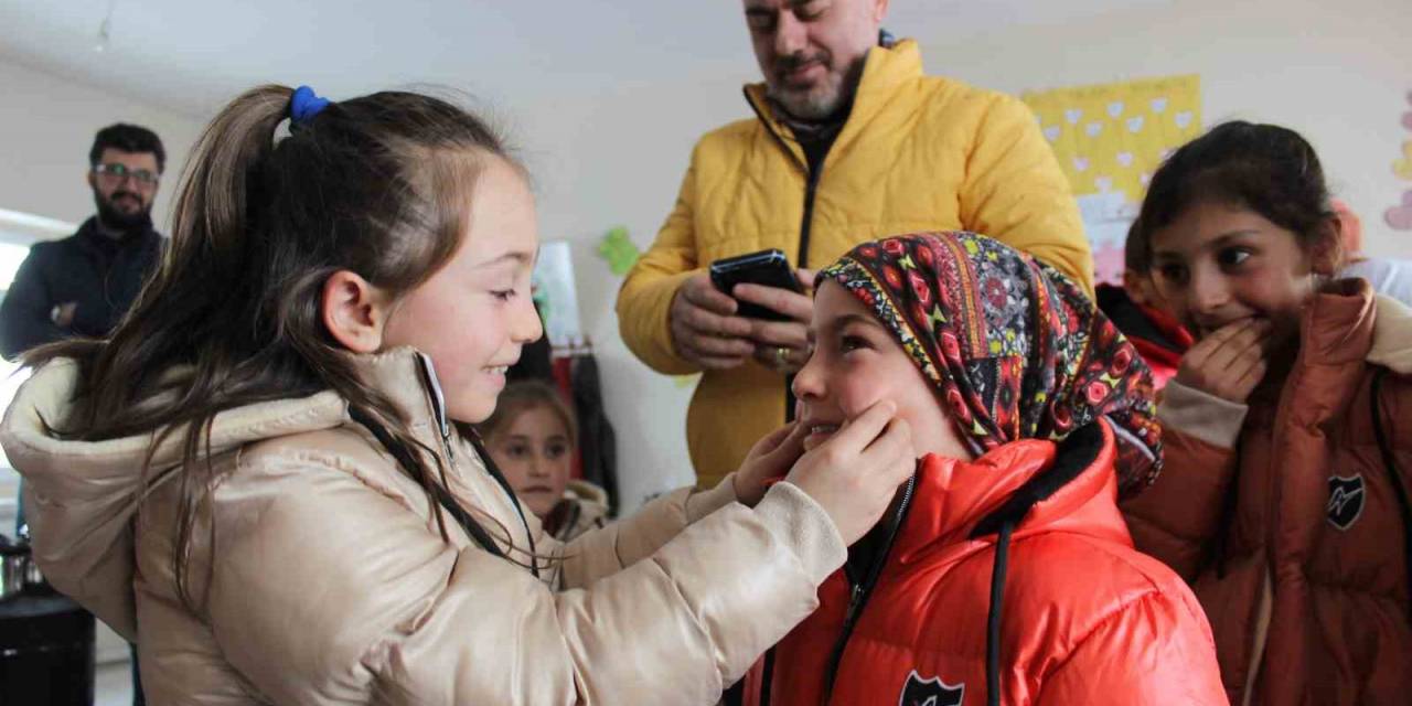 "Minik Eller Üşümesin" Diye Karlı Yollara Düştüler