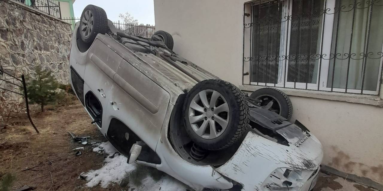 El Freni Çekilmeyen Araç Bahçe Duvarından Uçtu