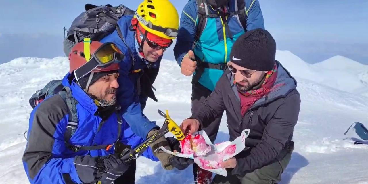 Elazığ’ın Zirvesinde Doğum Günü Kutladılar