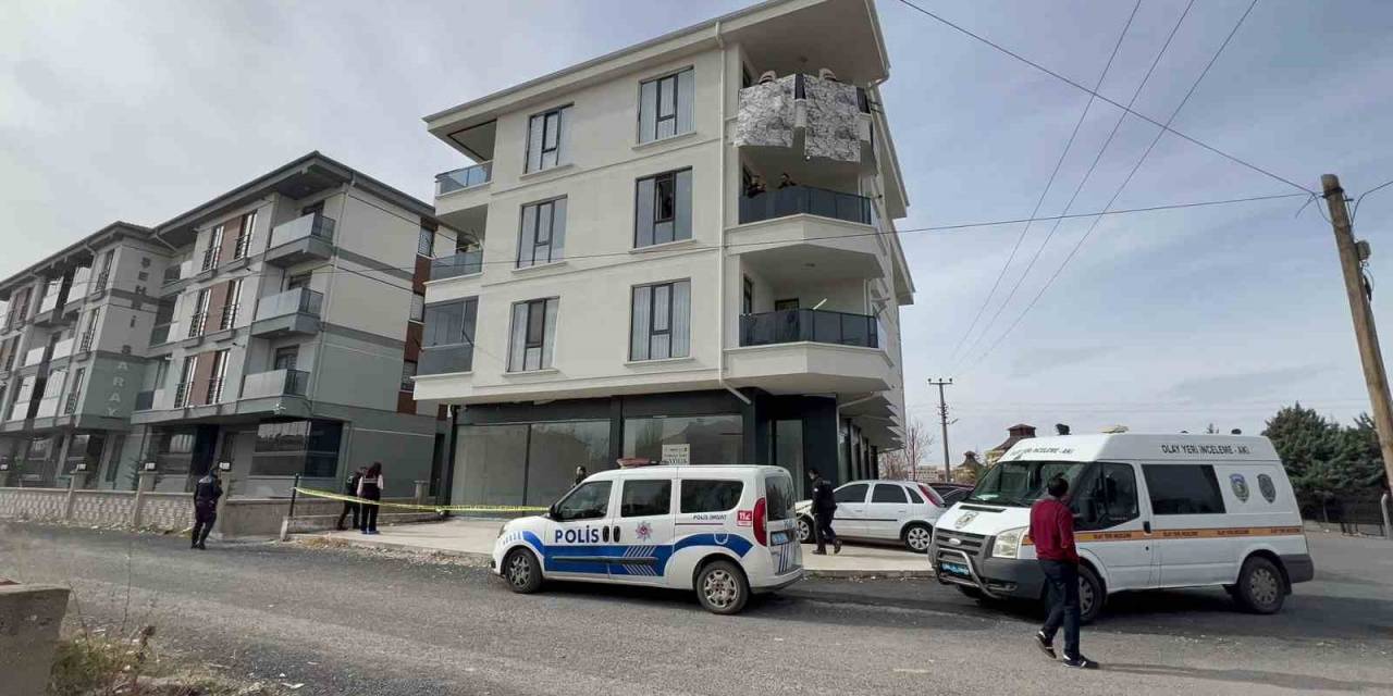 Cam Balkon Ustası Montaj Yaparken 3 Kattan Düşerek Ağır Yaralandı