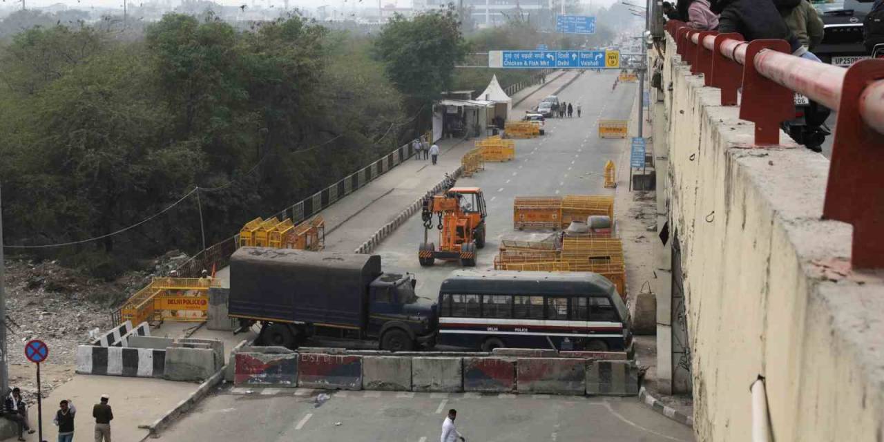 Yeni Delhi’de Polis Çiftçilerin Kente Girişini Engellemek İçin Beton Bariyerler Yerleştirdi