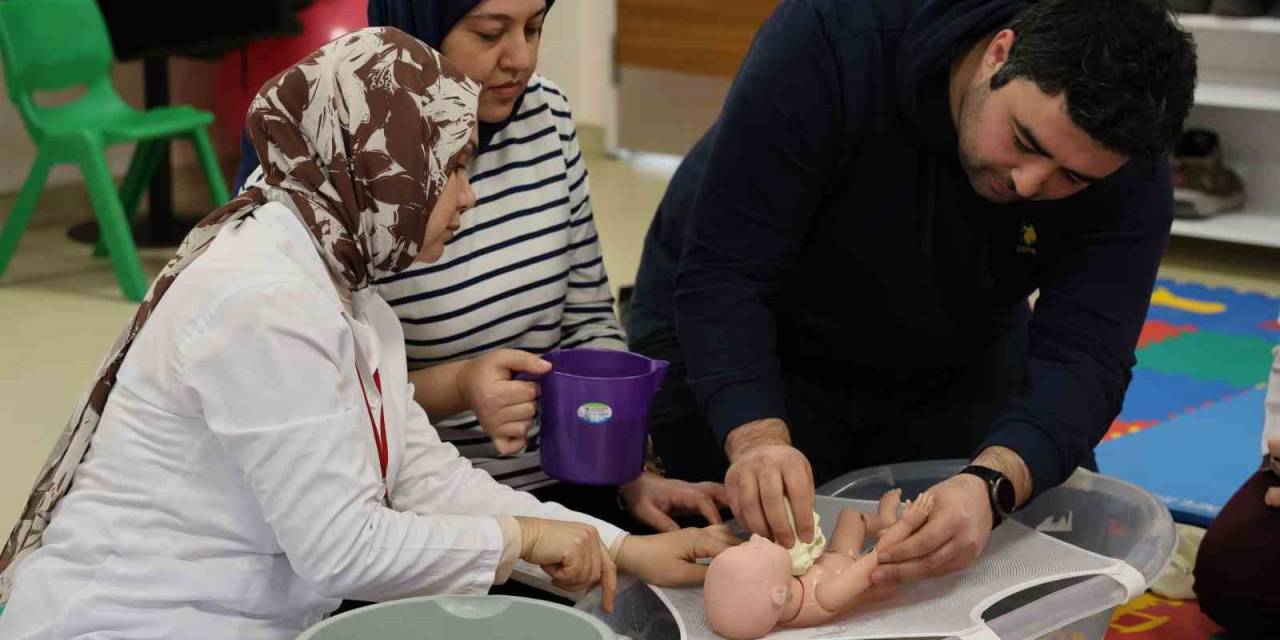 Anne Ve Baba Adayları Doğum Öncesi Ve Sonrası İçin Eğitim Alıyor