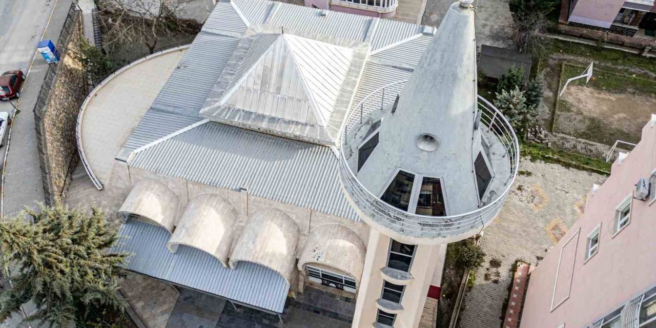 Tokat’ta Uzay Mekiği Minareli Cami Dikkat Çekiyor