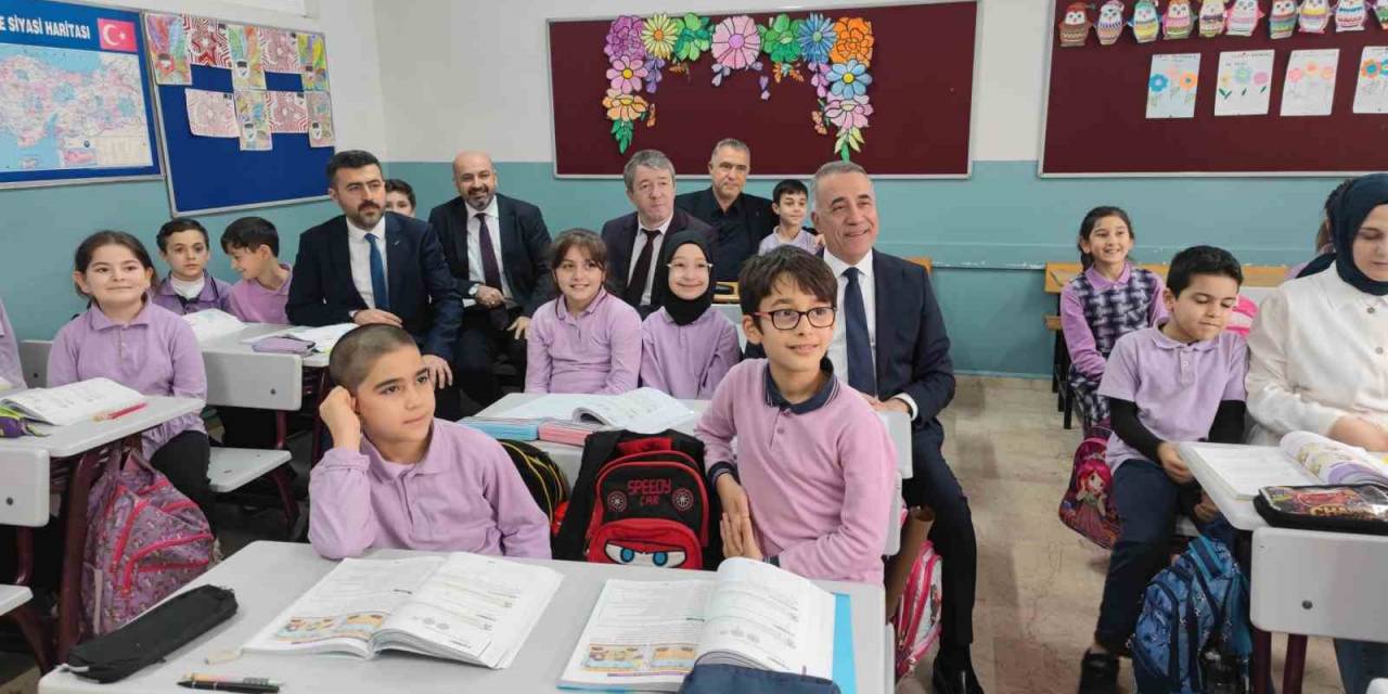 Sultangazi’de 45 Bin Öğrenciye Eğitsel Zeka Gelişim Oyunu Hediye Edildi