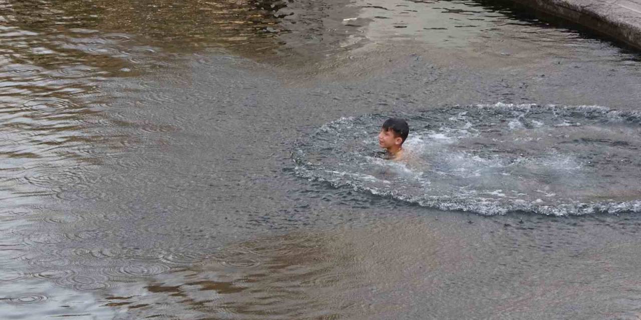 “Hava Sıcak” Deyip Suya Girdi, Titreyerek Röportaj Verdi