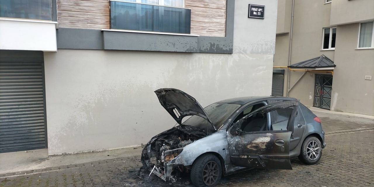 Park Halindeyken Yanan Otomobil Kullanılamaz Hale Geldi