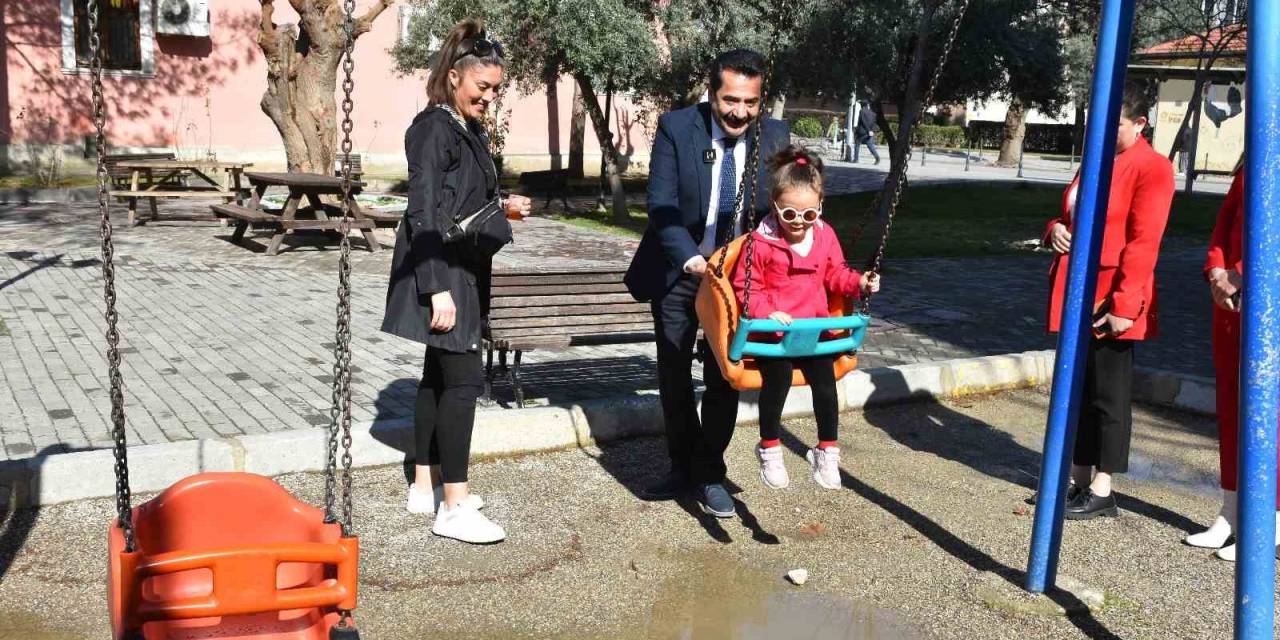 Ertemur; “Evlatlarımızı Çamur İçindeki Parklardan Kurtaracağız”