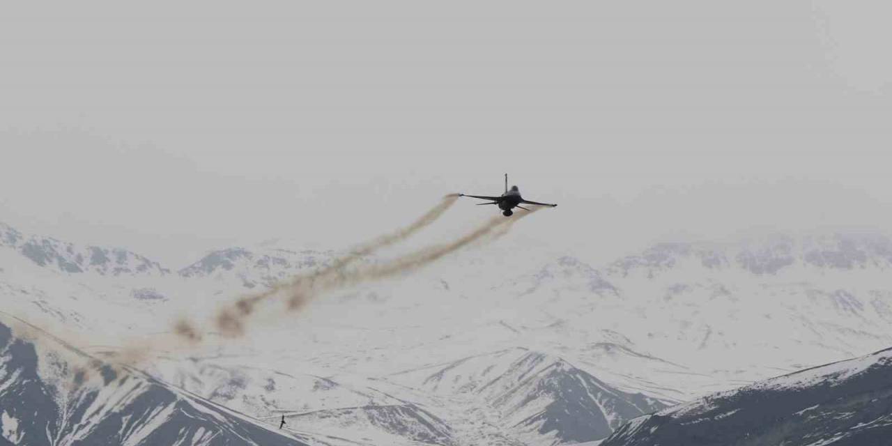 Solotürk Ve Komandoların Gösterisi Nefes Kesti