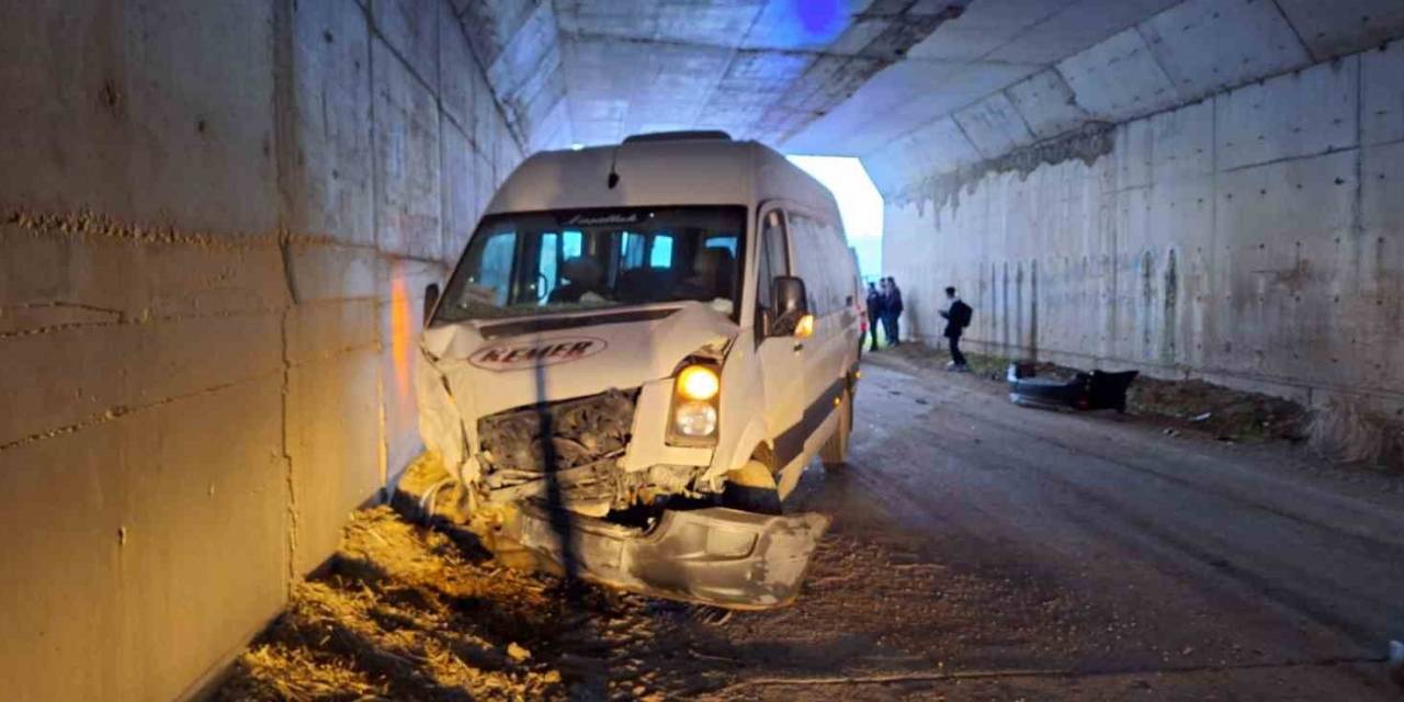 Burdur’da Öğrenci Servisi İle Otomobil Çarpıştı 14 Yaralı