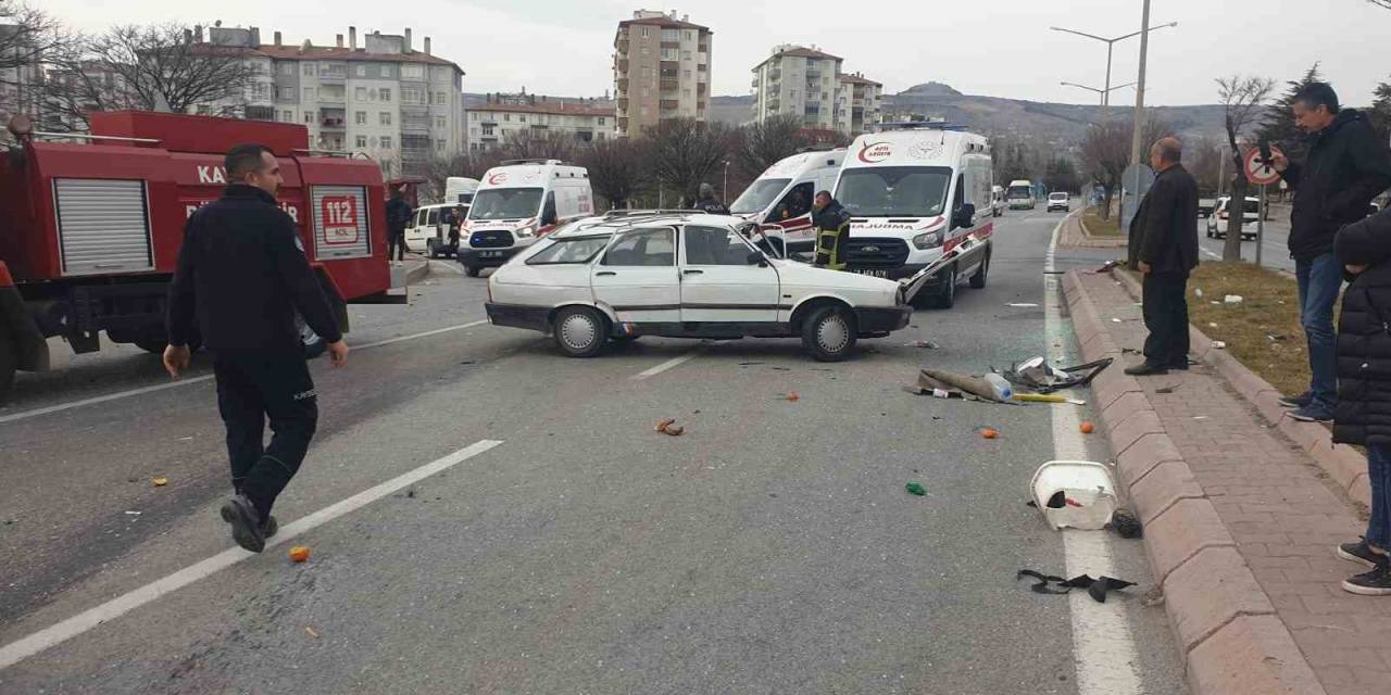 Otomobiller Çarpıştı: 3 Yaralı