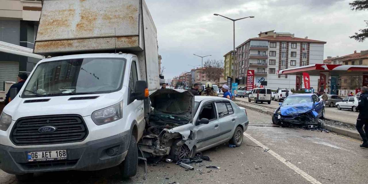 Ankara’da Zincirleme Trafik Kazası: 5 Yaralı