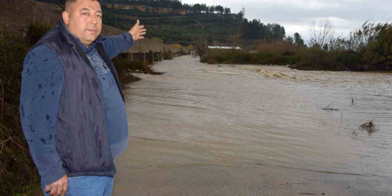 Antalya’da Bir İlçe Adeta Sular Altında Kaldı, Çiftçiler Seralarına Gitmekte Zorlandı
