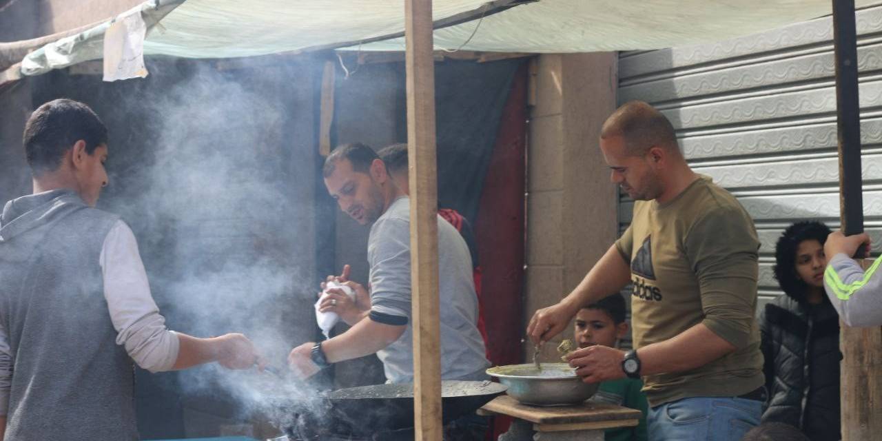 Gazze’de Enkaza Dönen Kentin En Eski Restoranın Çalışanları Çareyi Tezgah Açmakta Buldu