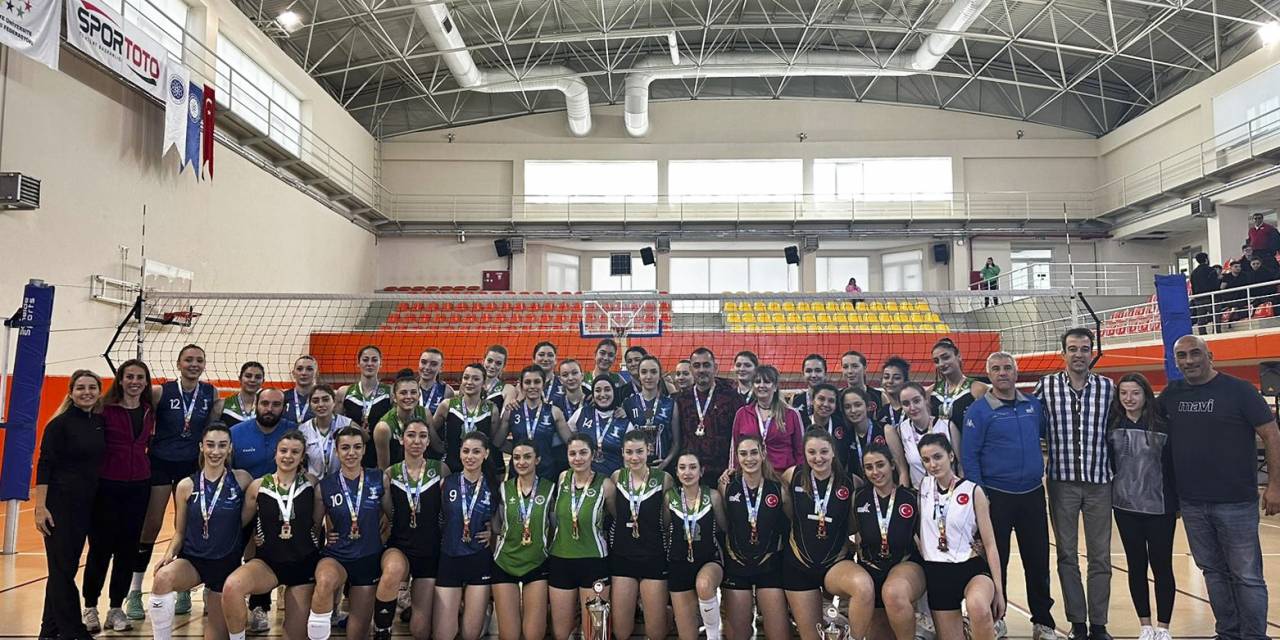 Subü’den Kadın Ve Erkek Voleybolda İkincilik